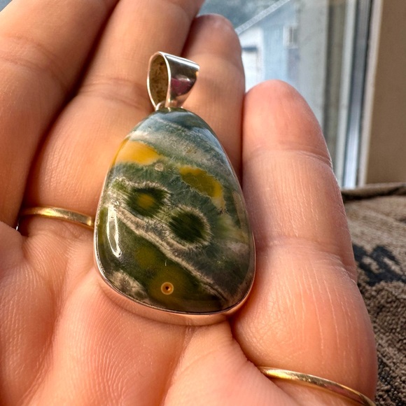 Handcrafted Freeform cabochon of Ocean Jasper in Sterling Silver. - Picture 13 of 14
